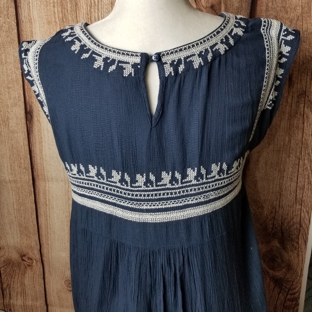 Alya floral embroidered sleeveless top siz… - Picture 4 of 8
